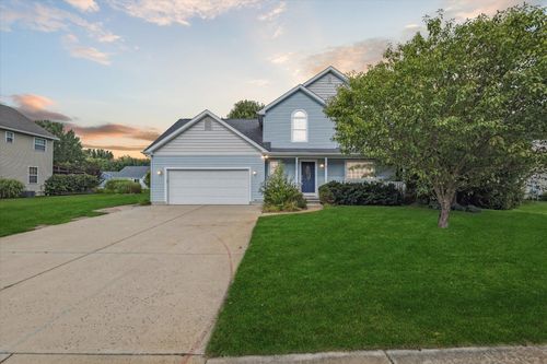 959 Menominee Dr, Howell, MI, 48843-7160 | Card Image