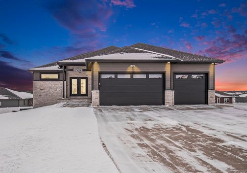 8209 E Ladyslipper Cir, Sioux Falls, SD, 57110-4044 | Card Image