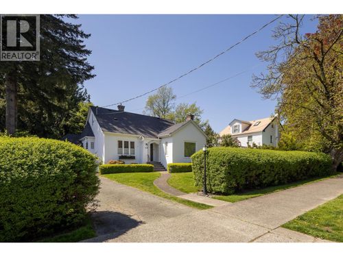 438 4th St, New Westminster, BC, V3L2V4 | Card Image