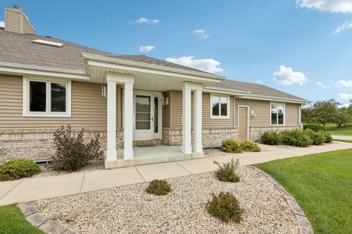 1747920 Wildwood Dr, Menomonee Falls, WI, 53051-4157 | Card Image