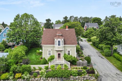 215 Pelham St, Lunenburg, NS, B0J2C0 | Card Image