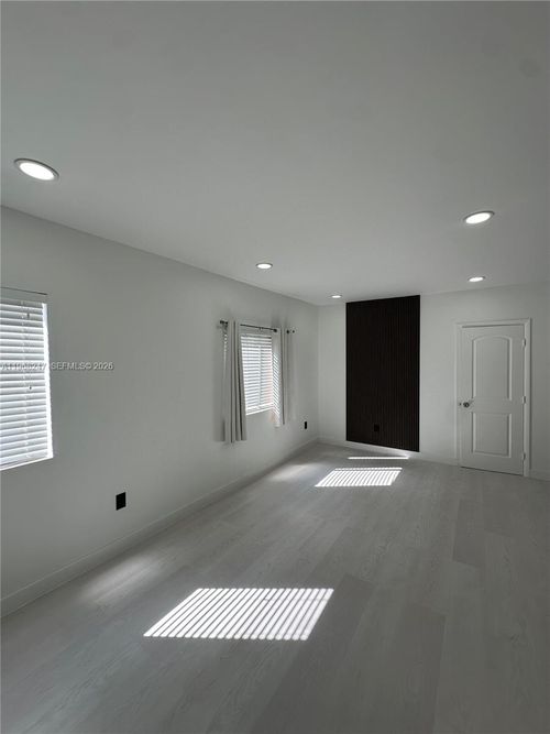 apt-5-109 Nw 6th Ave, Miami, FL, 33128-1557 | Card Image