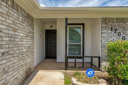 1700 Willow Vale Dr, Fort Worth, TX, 76134-4818 | Card Image