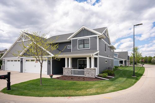 329 River Pointe, La Crosse, WI, 54601-1004 | Card Image