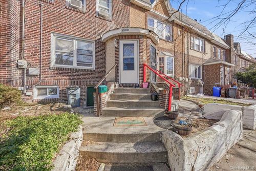 3220 Bayswater Court, New York, NY, 11691 | Card Image