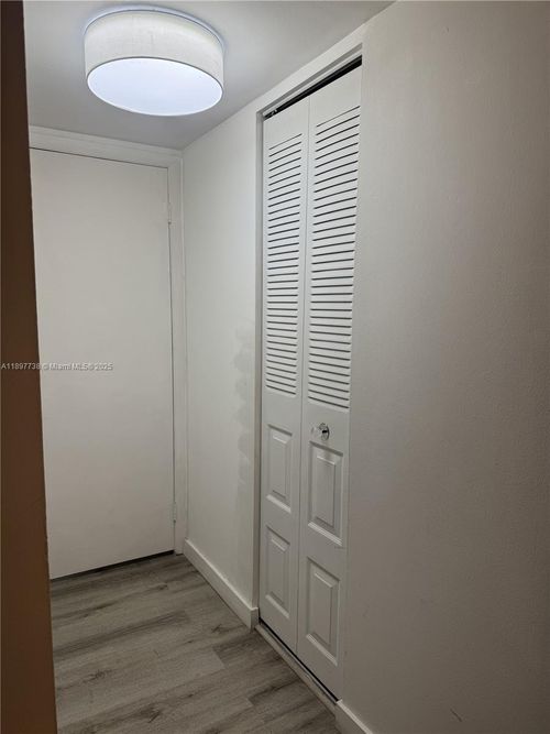 apt-821-20301 W Country Club Dr, Aventura, FL, 33180-1625 | Card Image