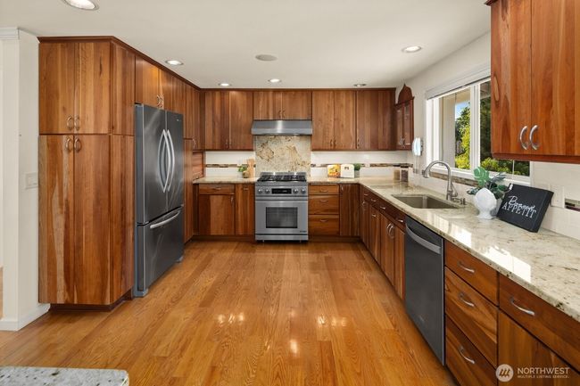 Large Beautiful Kitchen | Image 10
