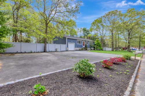 3 Williams St, Center Moriches, NY, 11934-1310 | Card Image