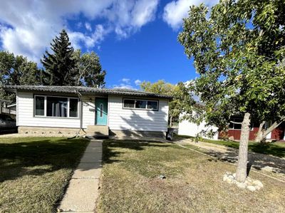 10266 111 Ave, House detached with 4 bedrooms, 2 bathrooms and 3 parking in Grande Prairie AB | Image 1