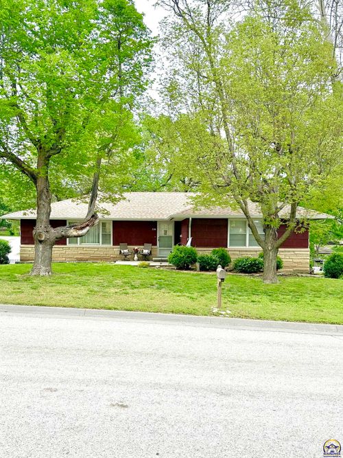 230 N Washington St, Council Grove, KS, 66846-1522 | Card Image