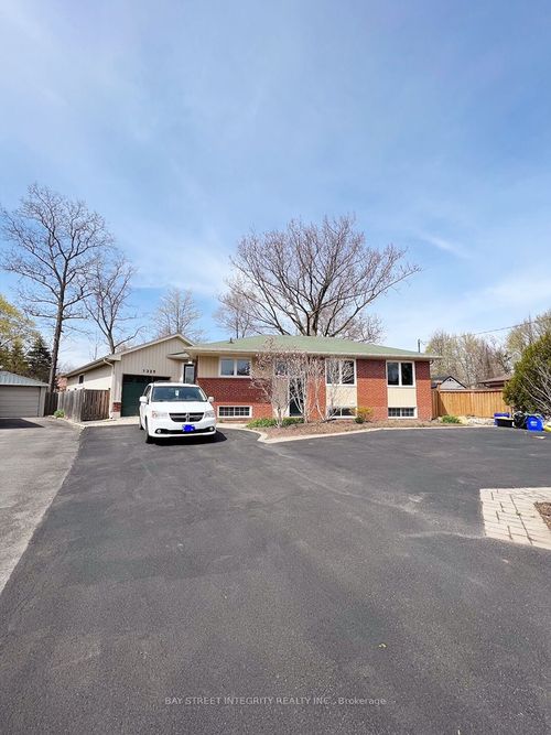 2-1339 Pinegrove Rd, Oakville, ON, L6L2X2 | Card Image
