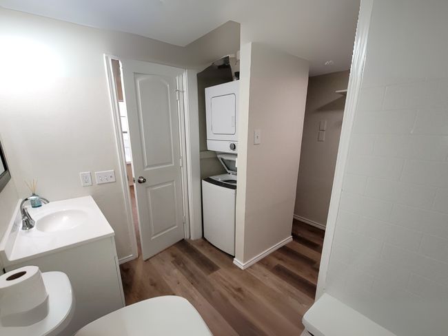 Bathroom, closet and laundry | Image 13