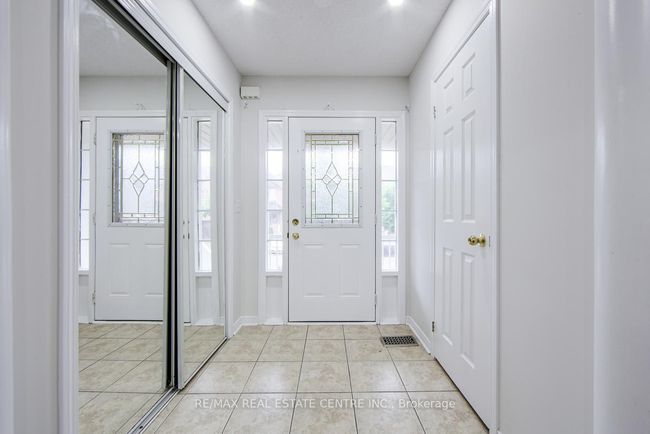 359 Bussel Cres, House attached with 3 bedrooms, 3 bathrooms and 1 parking in Milton ON | Image 5