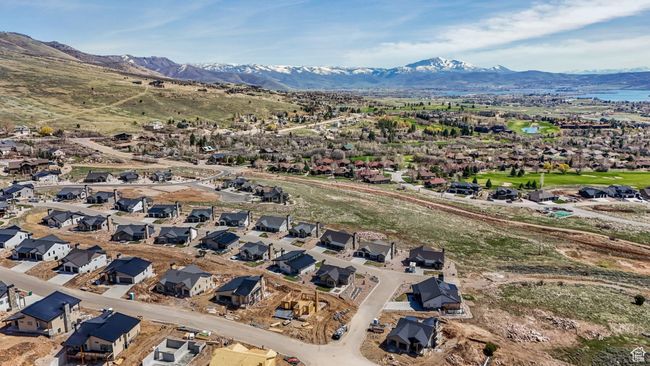 Pineview Reservoir can be seen in the distance and is located within a 5-mile radius, just a short drive from your doorstep. This scenic lake offers the perfect setting for boating, paddle-boarding, and lakeside relaxation, with designated dog-friendly ar | Image 52