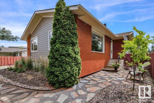 8219 17 Ave Nw, Edmonton, AB, T6K2C7 | Card Image