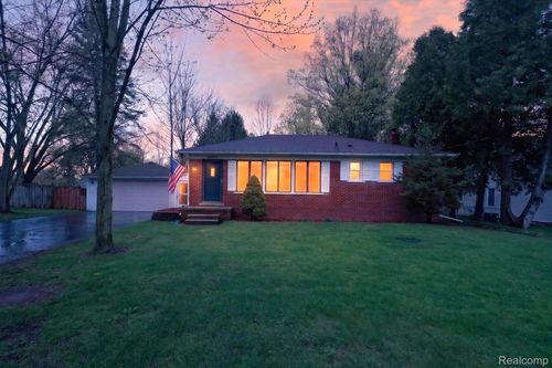 28501 Pontiac Trl, South Lyon, MI, 48178-9254 | Card Image