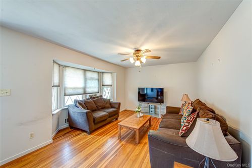 67 Headline Rd, Deer Park, NY, 11729-6207 | Card Image