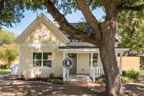 321 Houston St, Cedar Hill, TX, 75104-2679 | Card Image