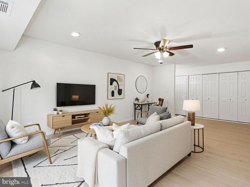 204-7811 Dassett Ct, ANNANDALE, VA, 22003-4814 | Card Image