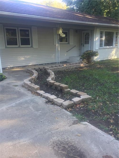 107 13th St, Pleasanton, KS, 66075-4030 | Card Image