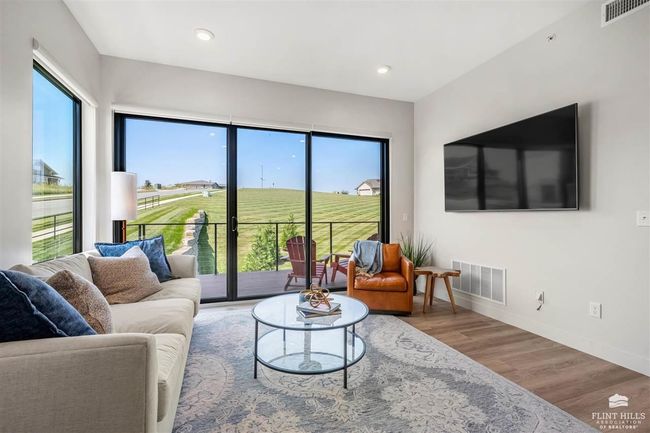 APT-201 - 3010 Fieldhouse Cir, Condo with 2 bedrooms, 2 bathrooms and null parking in Manhattan KS | Image 4