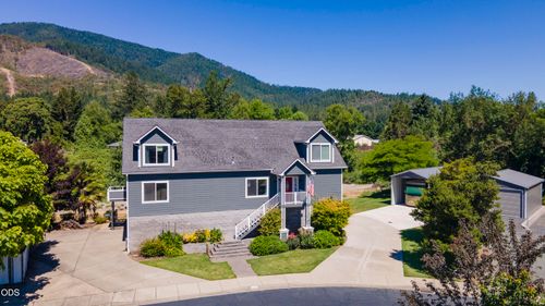 106 Creekview Ln, Rogue River, OR, 97537-9411 | Card Image