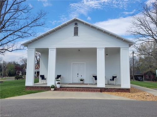 106 N Key St, Pilot Mountain, NC, 27041-7587 | Card Image