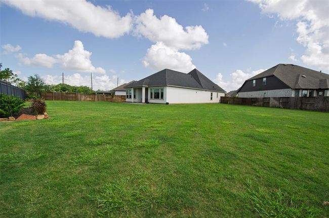 So many options with the huge back yard. | Image 33
