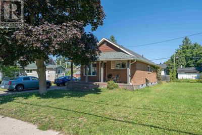 104 Wawanosh Ave, Home with 3 bedrooms, 2 bathrooms and null parking in Sault Ste. Marie ON | Image 2