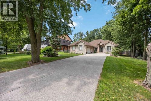 2056 Blackwell Rd, Sarnia, ON, N7T7H4 | Card Image