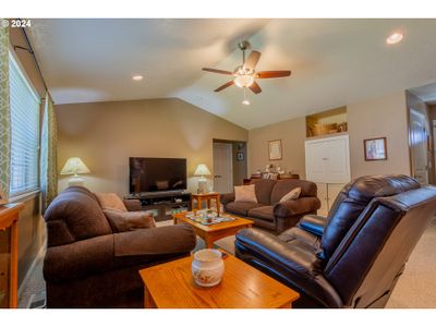 1562 Sw Meadow View Dr, House other with 4 bedrooms, 2 bathrooms and 2 parking in Hermiston OR | Image 3