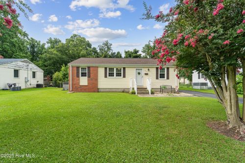 611 Maple St, Jacksonville, NC, 28540-6615 | Card Image
