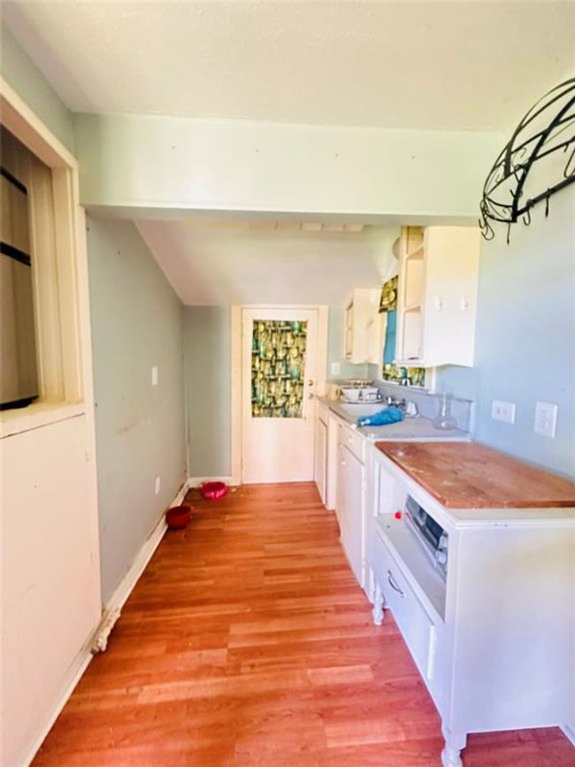 1002 Hopkins St, House other with 5 bedrooms, 3 bathrooms and null parking in Yoakum TX | Image 26