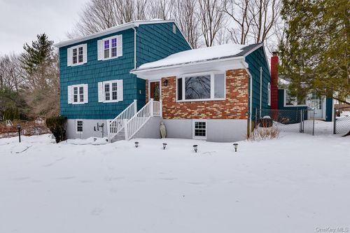 18 Steiner Dr, Mahopac, NY, 10541-1049 | Card Image