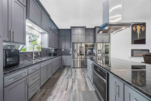 9318 E Creek Bend Dr, Needville, TX, 77461-5614 | Card Image
