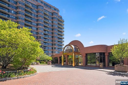 100 Carlyle Dr, Cliffside Park, NJ, 07010-3501 | Card Image