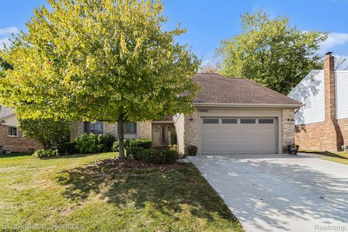 15983 Penn Dr, Livonia, MI, 48154-1039 | Card Image