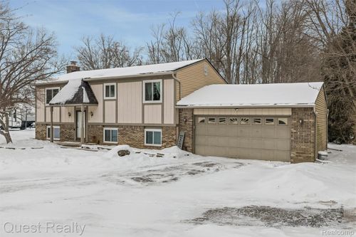 9580 Chaumont Dr, Commerce Twp, MI, 48382-3627 | Card Image