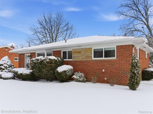 21128 Suffolk St, Clinton Twp, MI, 48035-2774 | Card Image