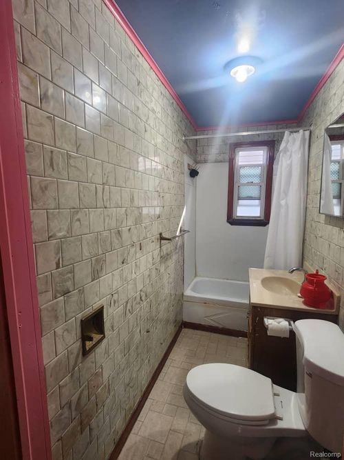 2455 Andrus St, Hamtramck, MI, 48212-3652 | Card Image