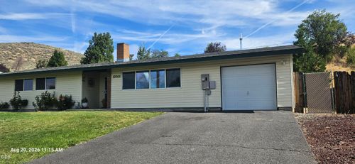 10065 Westbrook Dr, Klamath Falls, OR, 97603-9807 | Card Image