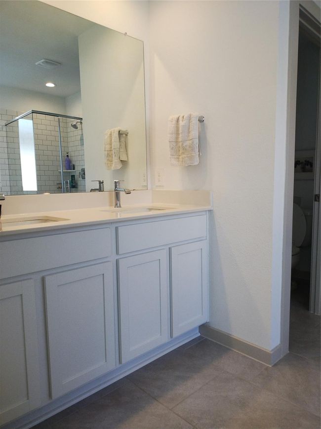 Dual sinks and tile floors | Image 7