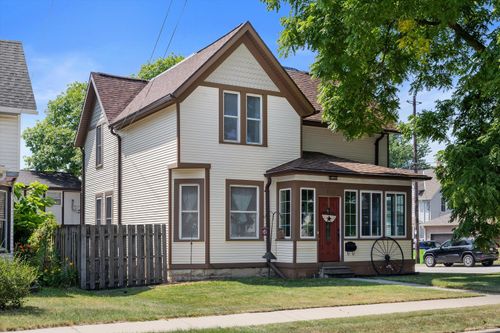 105 S Rural St, Hartford, WI, 53027-1835 | Card Image