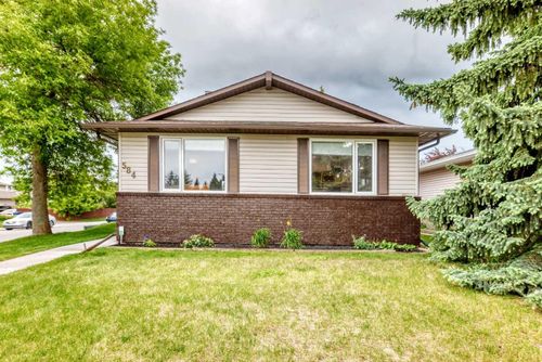 584 Woodhill Pl Sw, Calgary, AB, T2W3L5 | Card Image