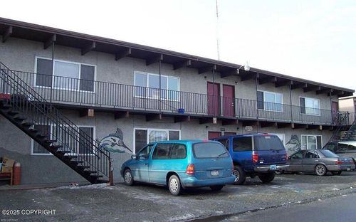 808 & 812 W 29th Pl, Anchorage, AK, 99503-3754 | Card Image