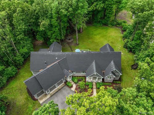 800 Greystone Dr, Chelsea, MI, 48118-8201 | Card Image