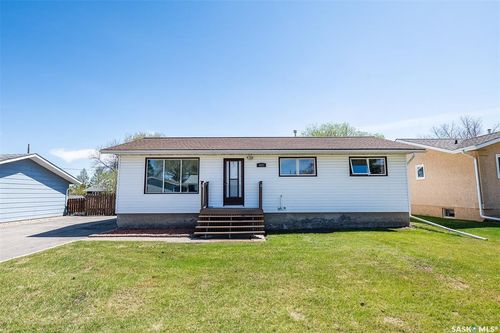 512 9th Street E, Wynyard, SK, S0A4T0 | Card Image