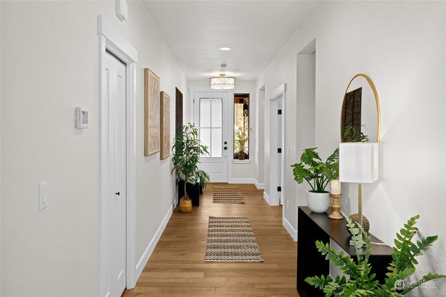 Large entry way with wide accessible area. | Image 26
