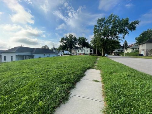 305 N 26th St, Saint Joseph, MO, 64501-2604 | Card Image