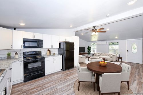 600 Dawnridge Dr, Poteet, TX, 78065-4547 | Card Image